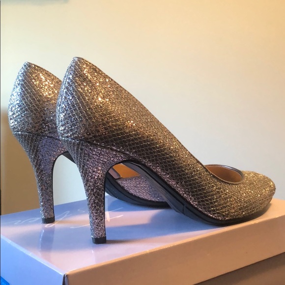Shiny peep toe heel by Marc Fisher - Picture 6 of 11